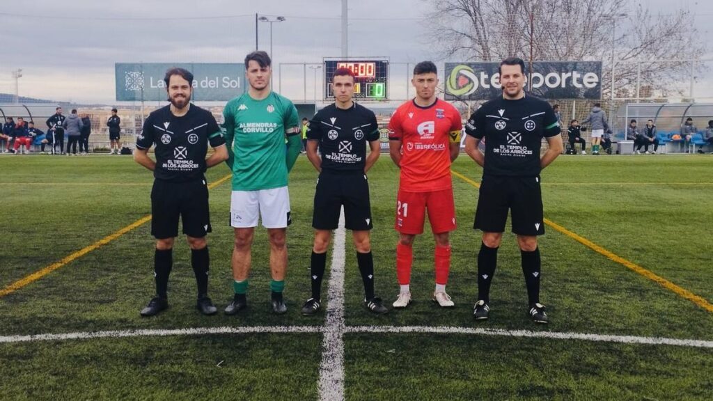 Los capitanes de Azuaga y Diocesano junto al trío arbitral, en Pinilla.