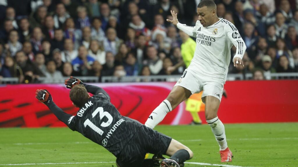 El delantero del Real Madrid Kylian Mbappé trata de superar al portero Jan Oblack