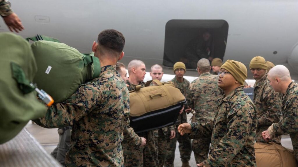 Tropas de EE.UU. llegan a Guantánamo para preparar el centro de migrantes de Trump.