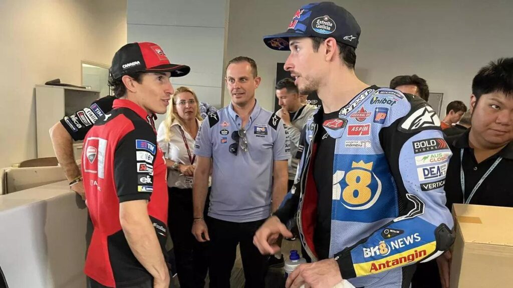 Àlex Márquez, a la derecha, charla con su hermano Marc, en la sala de prensa de Buriram.