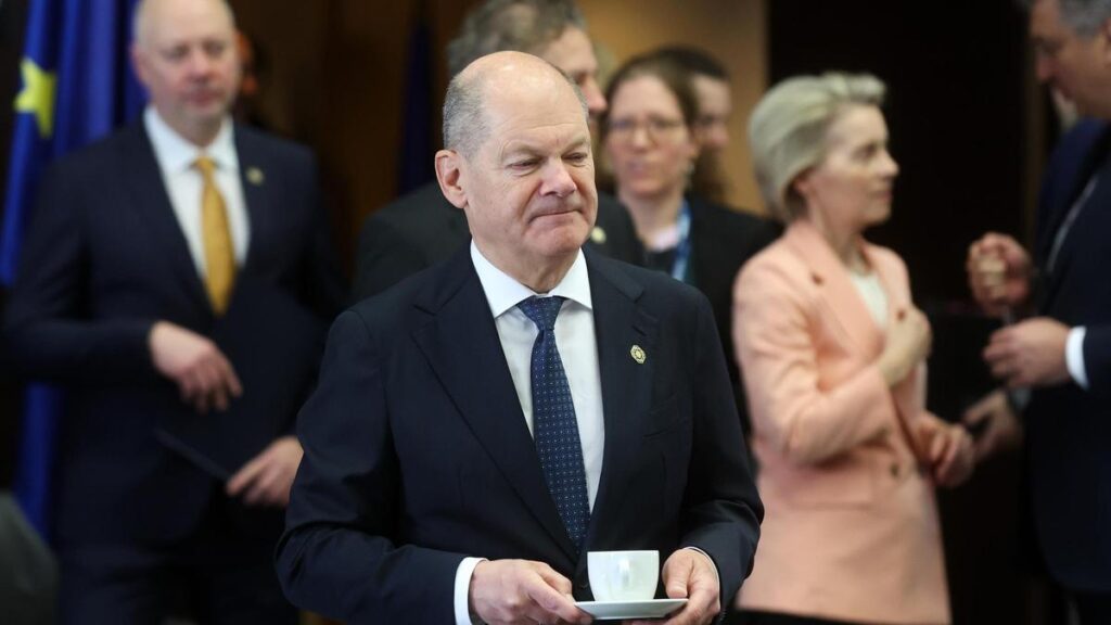El canciller alemán, Olaf Scholz, durante la cumbre informal de líderes de la UE en Bruselas, este lunes.