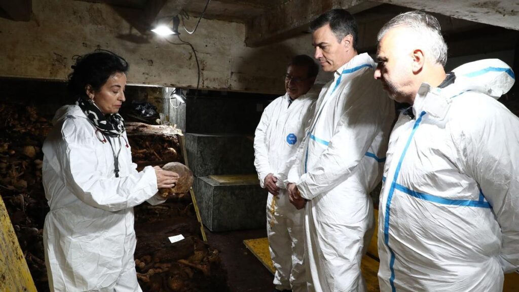 El presidente del Gobierno, Pedro Sánchez, y el ministro de Política Territorial, Ángel Víctor Torres, durante una vista a los trabajos de exhumación en Cuelgamuros.