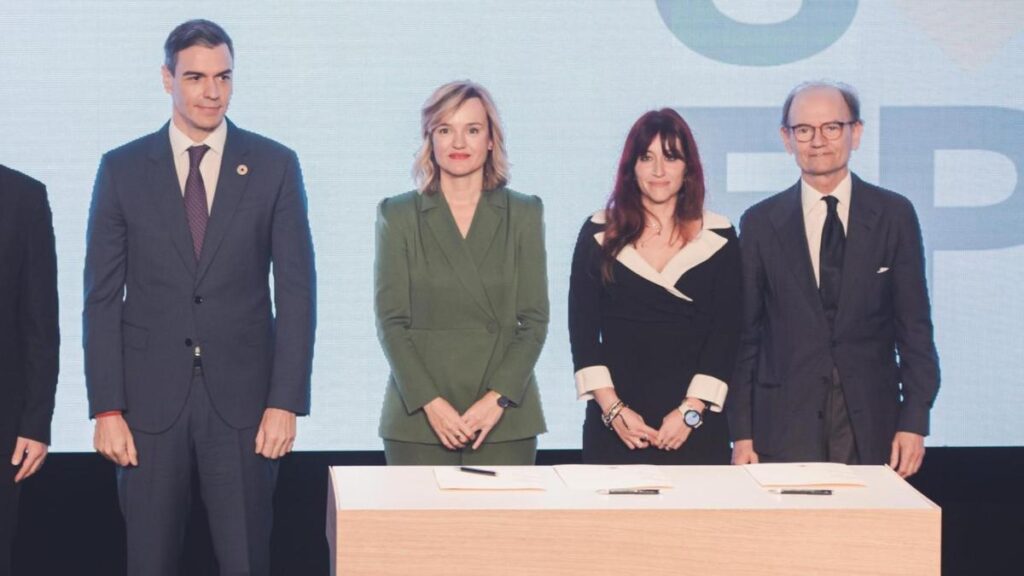 Carlos Palacio Oriol, presidente de Talgo, junto a Pedro Sánchez, presidente del Gobierno, Pilar Alegría, ministra de Educación, y Raquel González Hernández, presidenta en funciones del Consejo de Administración de la Asociación Colegio de Huérfanos de Ferroviarios, durante un acto el pasado mes de diciembre