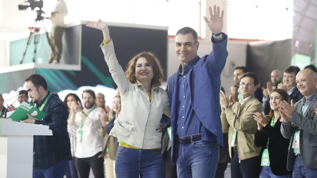 María Jesús Montero y Pedro Sánchez en la clausura del 15º Congreso del PSOE-A en Granada.