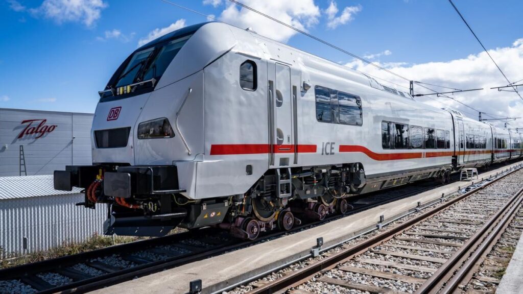 Tren Intercity fabricado por Talgo