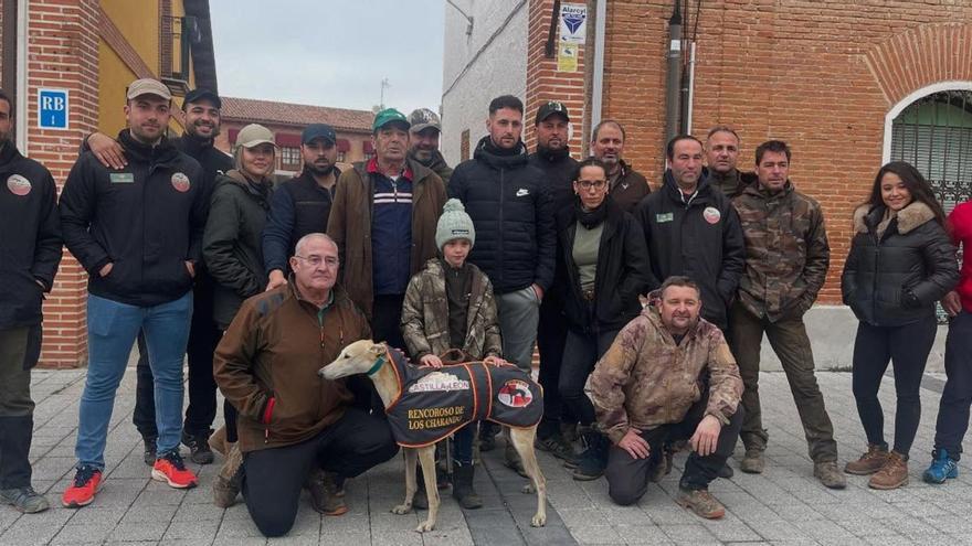 Rencoroso, con sus acompañantes, en la eliminatoria previa disputada ayer en Matapozuelos (Valladolid)