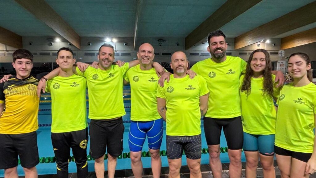 Expedición del Dragones Caja Rural en la piscina Río Esgueva (Valladolid)