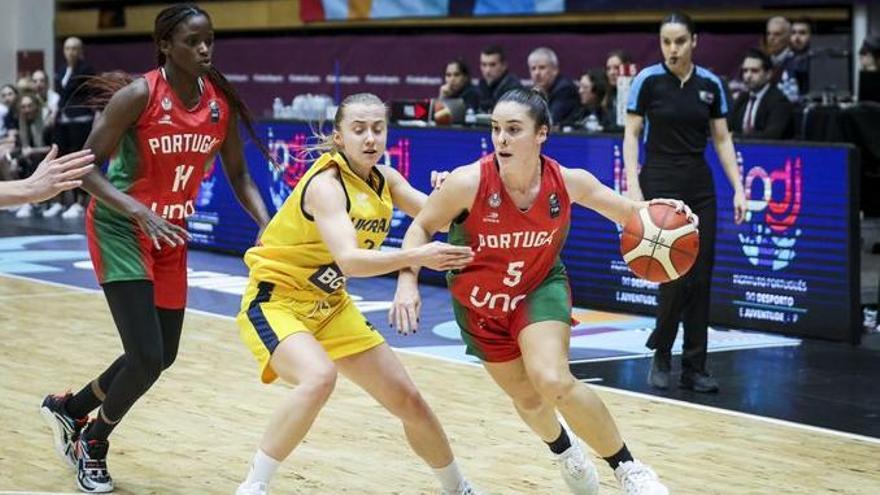 Joana Soeiro, jugadora del Zamarat, y Sofía Silva, ex del equipo naranja, en el partido contra Ucrania