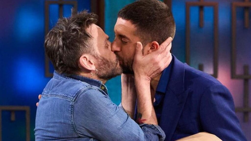 Fernando Tejero y David Broncano se besan en 'La revuelta'.