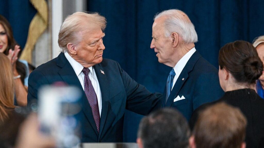 El presidente de Estados Unidos, Donald Trump, y el exmandatario, Joe Biden.