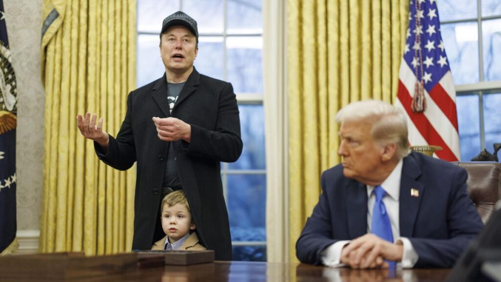 El empresario Elon Musk (i), junto a su hijo y el presidente de EEUU, Donald J. Trump.