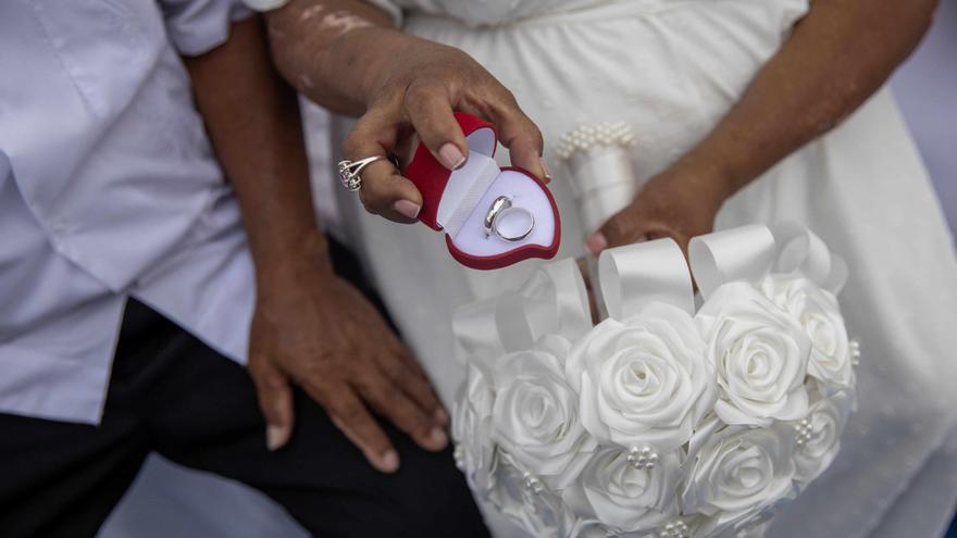 Unas 260 parejas, incluidos extranjeros, contraen matrimonio en una boda masiva en Nicaragua.