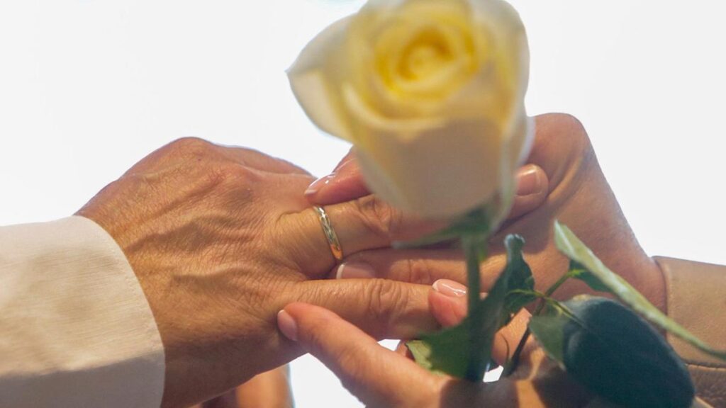 Archivo - Una pareja se coloca las alianzas en la celebración de su boda en una imagen de archivo