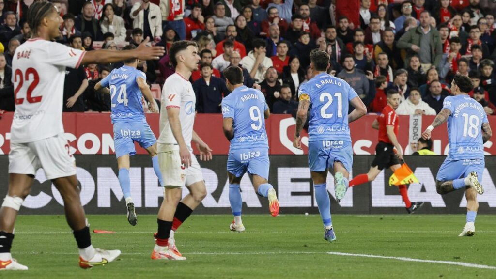 El defensa del Mallorca Martin Valjent (i) celebra tras marcar ante el Sevilla.