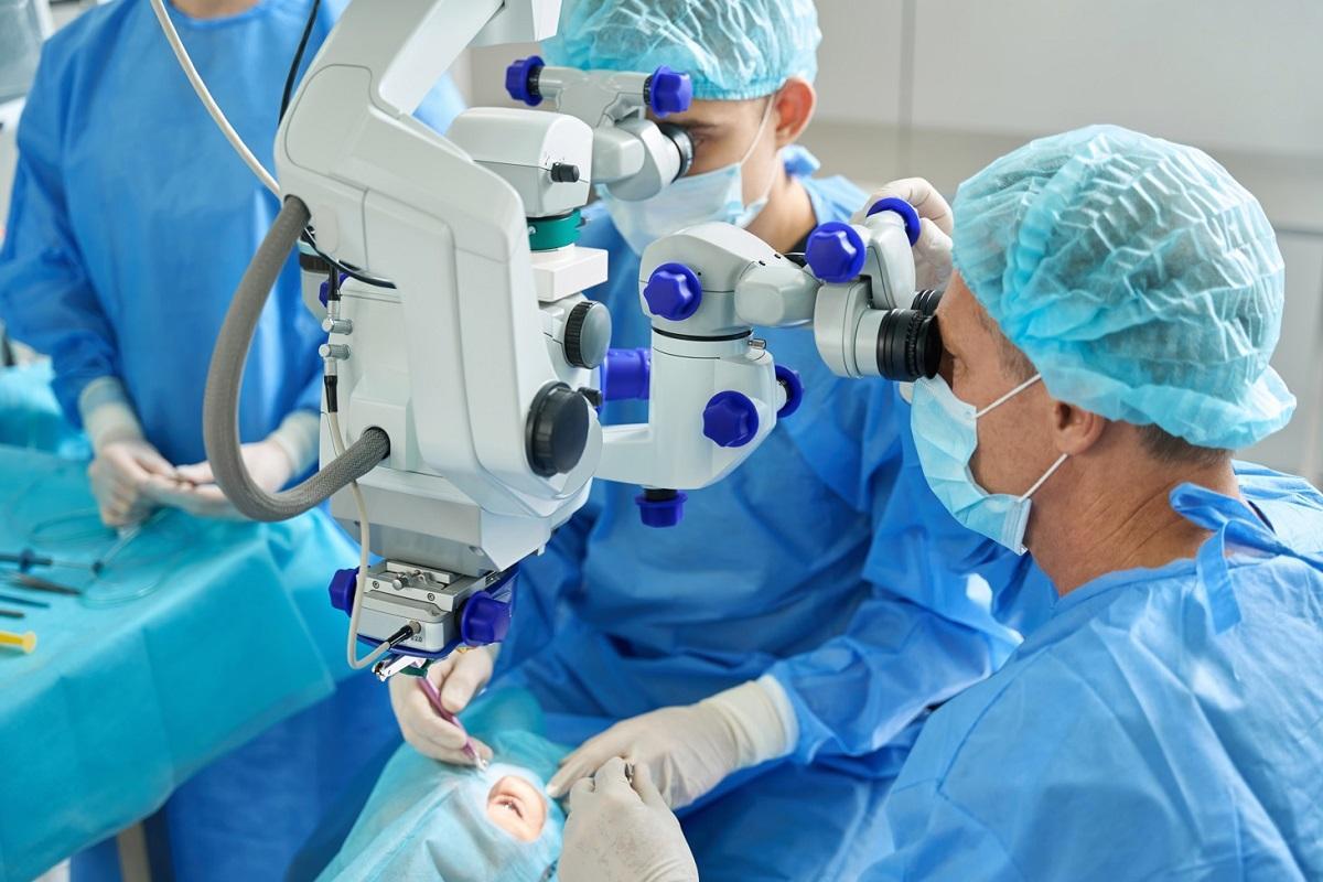 La chirurgie cristalline peut résoudre des problèmes visuels, au-delà des cataractes.