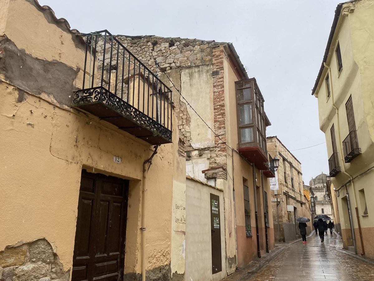 Dans la vieille ville, il y a un balcon qui attire l'attention sur les touristes, savez-vous ce que c'est?