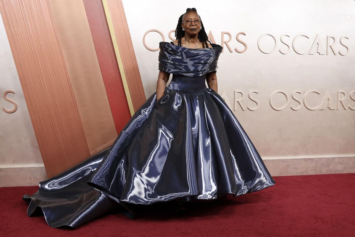 Whoopi Goldberg, avec son modèle bleu métallique.