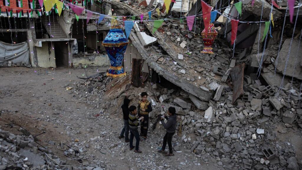 Varios niños en Jan Yunis (Gaza), este viernes.