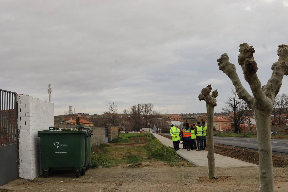 Nouvel accès piéton au cimetière municipal du coffre-fort Boro, parallèle au passage de la route ZA-604.