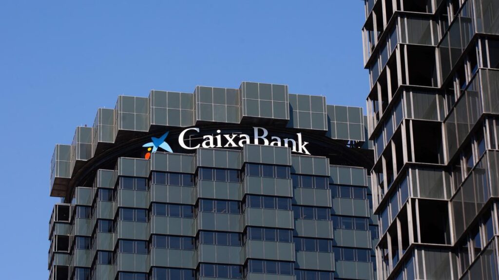 Archivo - Fachada de la sede de CaixaBank en la Avenida Diagonal de Barcelona.