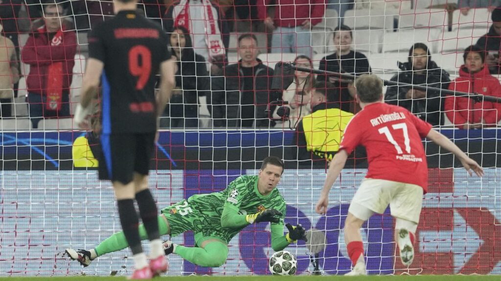 Szczesny atrapa el balón ante un ataque del Benfica.