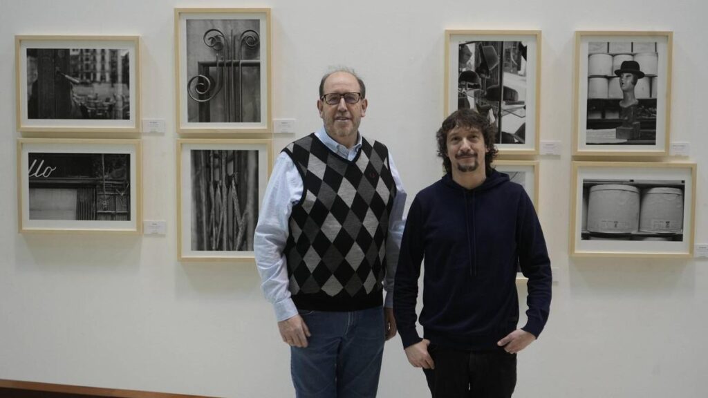 El fotógrafo Manuel Poves inaugura su exposición con el director del Museo Etnográfico, José Calvo.