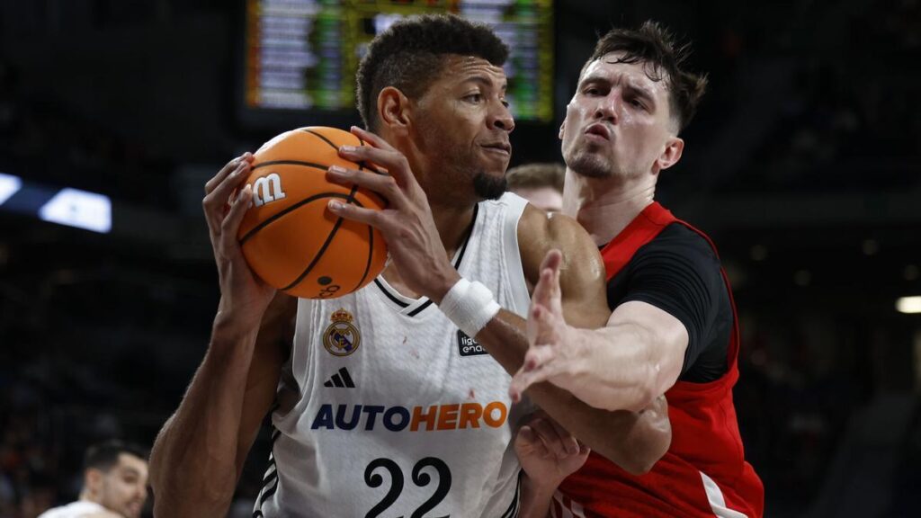 Walter Tavares, con el balón ante el alero del UCAM Murcia Rodions Kurucs.