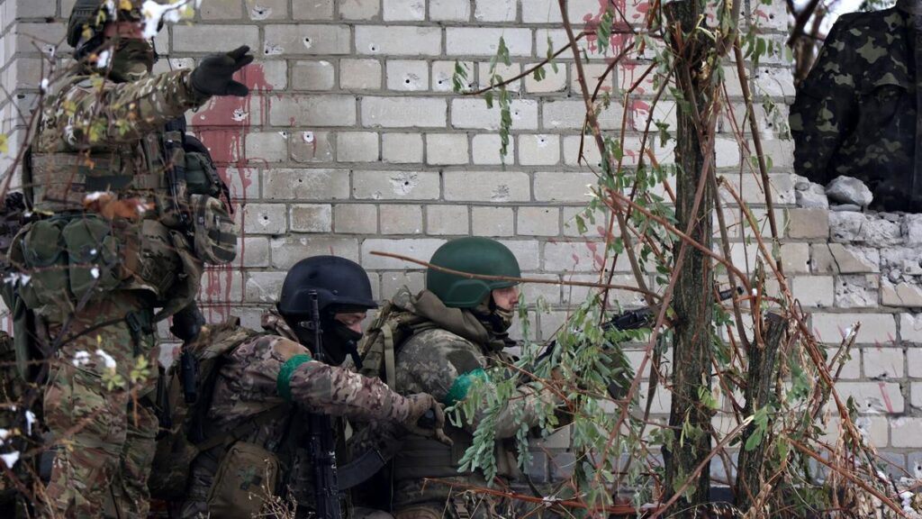 Soldados de la 57.a Brigada Motorizada Otaman Kost Hordiienko practican habilidades de asalto, región de Kharkiv, noreste de Ucrania 14/11/2024