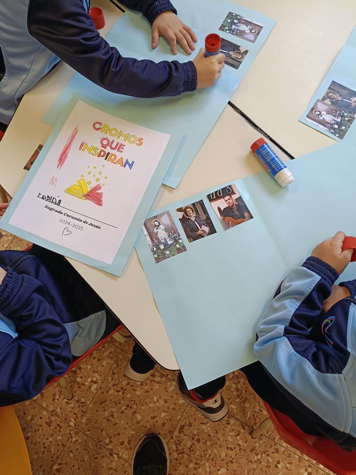 Les petits préparent leur album particulier dans l'une des salles de classe des enfants du Sacré-Cœur de Jésus de Zamora.