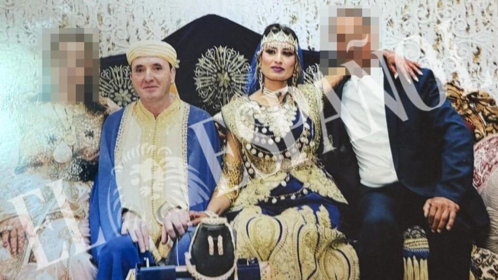 Paco, posando en su boda, junto a su esposa Imane, y sus suegros.