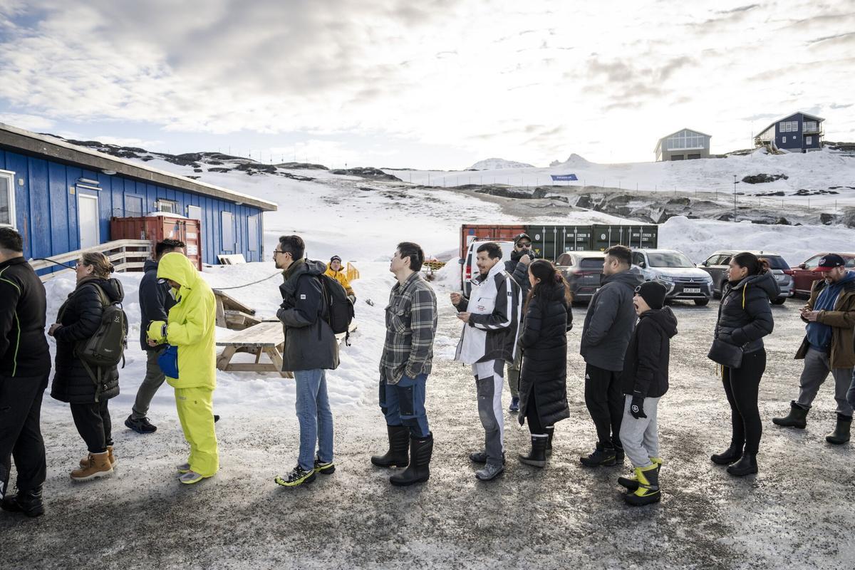 Nuuk (Groenland), 11/03/2025. - Les gens font la queue pour voter lors des élections parlementaires à la Hall Sports Godthaabshallen, à Nuuk, Groenland, 11 mars 2025. Avec six parties Contecing. (Élections, Groenland) EFE / EPA / MADS Claus Rasmussen Danemark Out. Danemark
