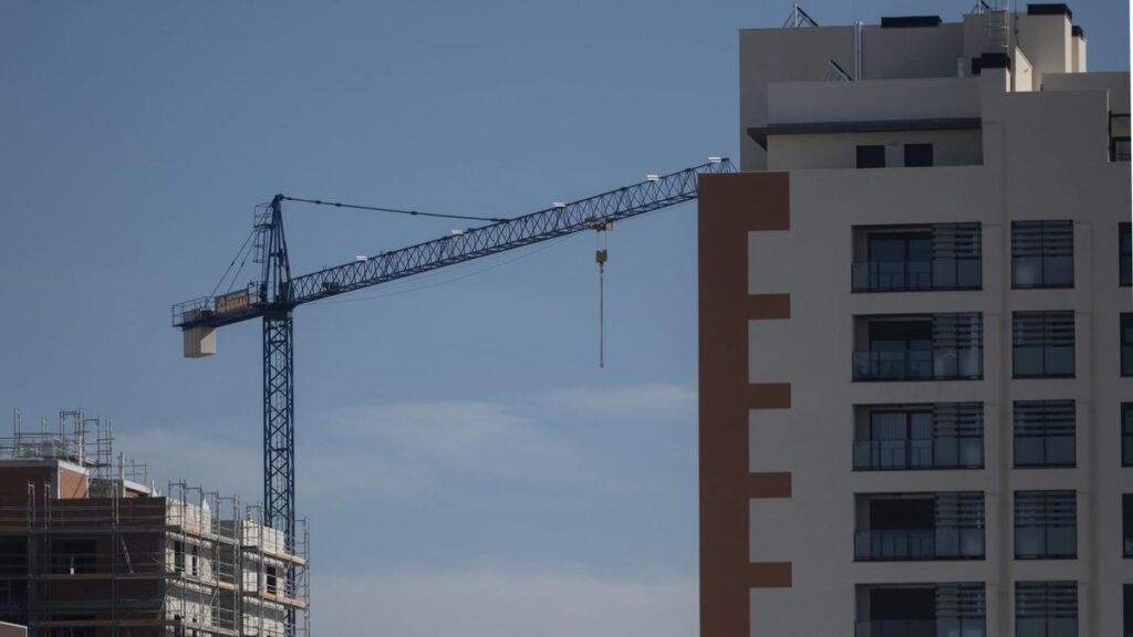 Una grúa en una zona de construcción de edificios.
