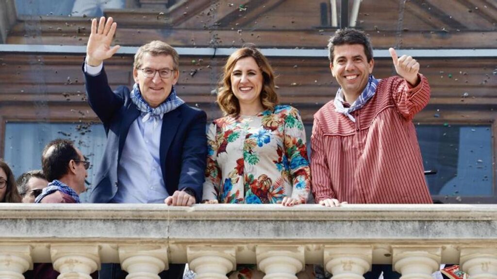 Feijóo, Catalá y Mazón saludan desde el balcón municipal tras una mascletà de las Fallas 2024, las primeras tras el vuelco político de 2023 /