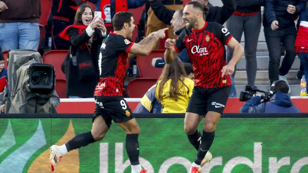 Los jugadores del Mallorca, Abdón Prats (i) y el albanés Vedat Muriqi.