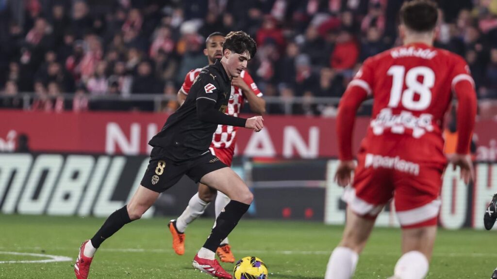 Javi Guerra conduce el balón ante el Girona.