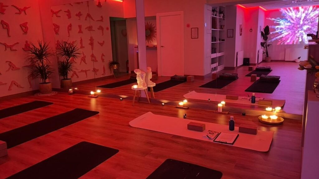 Interior del centro de yoga en Zamora Alma Yoga.