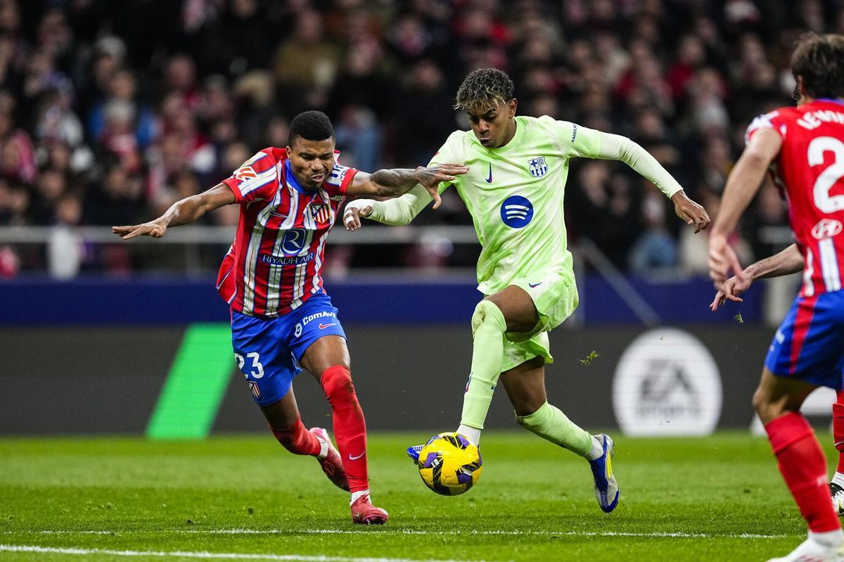 Lamine Yamal, joueur du FC Barcelone, conteste une balle avec Reinildo, d'Atlético.