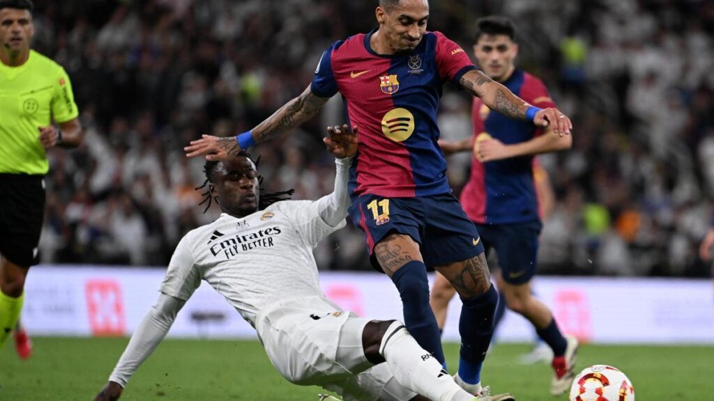 Raphinha, jugador del FC Barcelona, disputa un balón con Camavinga.