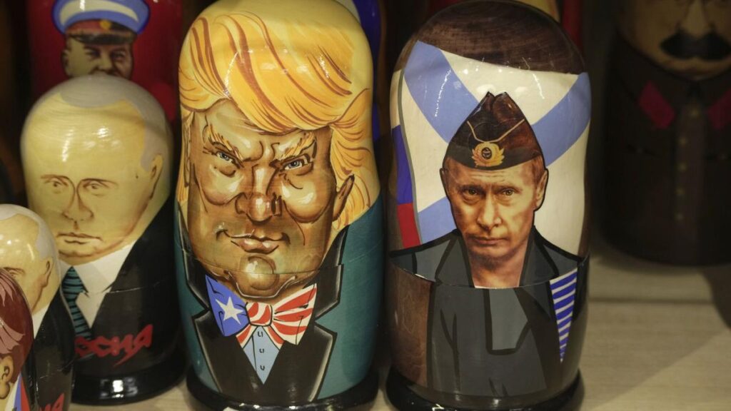 Figuras de madera rusas tradicionales representando a Trump y Putin