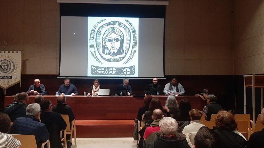Asistentes y directiva de Luz y Vida  en el salón de actos del Museo Etnográfico.