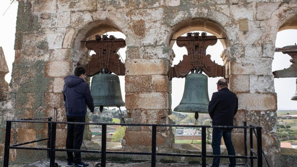 Dos personas tocan las campanas en una iglesia de la provincia de Zamora