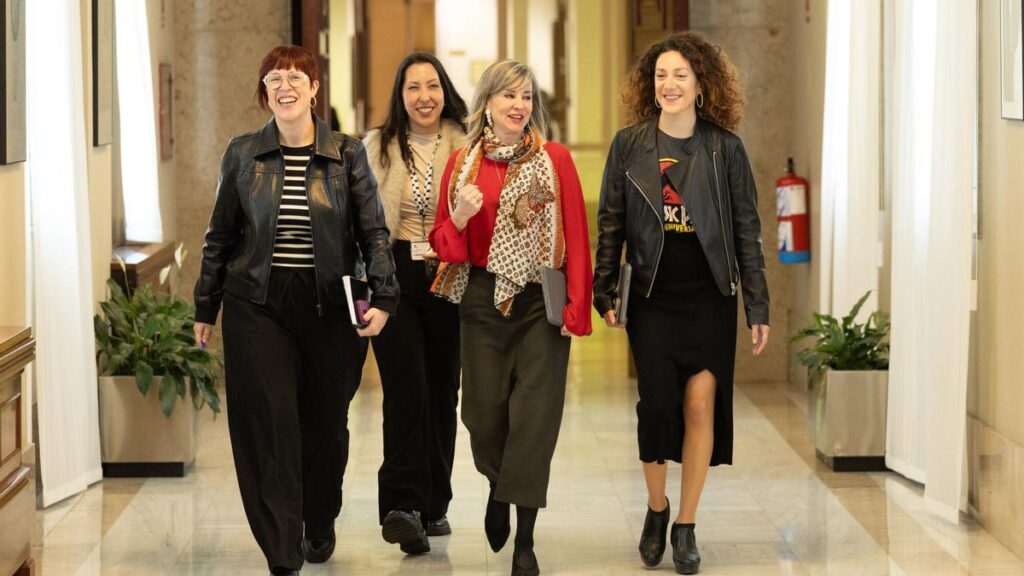 La portavoces de los distintos partidos de Suma; la de Compromís, Águeda Micó; la de Sumar en el Congreso, Verónica Martínez, y la de los Comunes, Aina Vidal , este martes en el Congreso.
