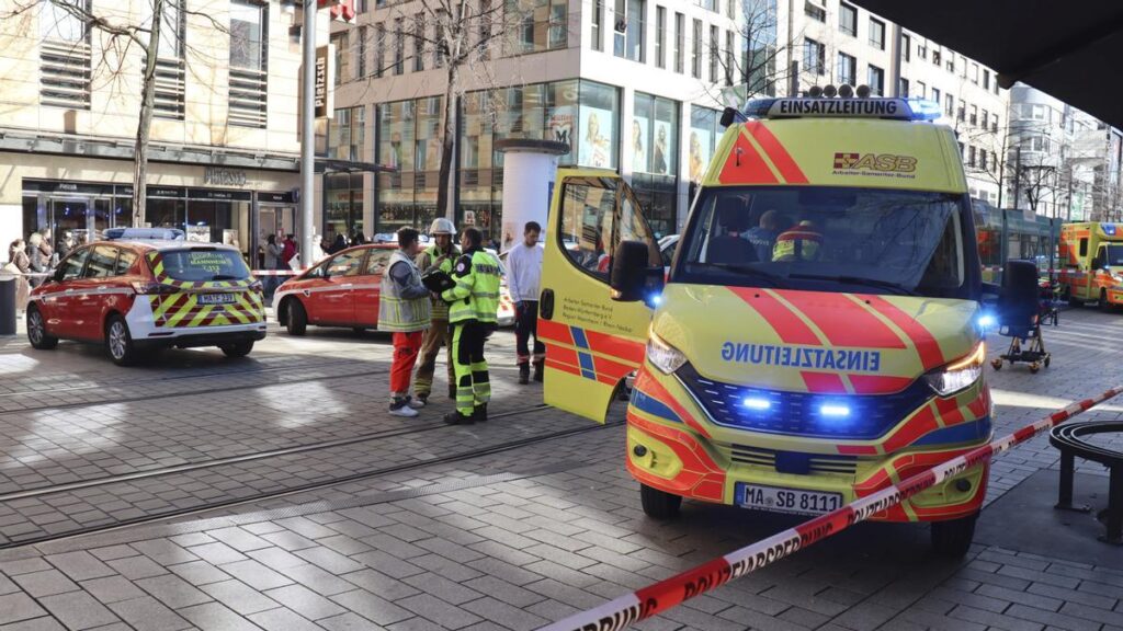 Servicios de emergencia en la Paradeplatz, este lunes en Mannheim.