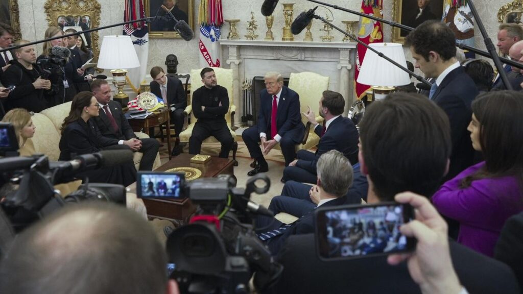 Volodímir Zelenski y Donald Trump, rodeados de asesores y prensa, este viernes en el Despacho Oval de la Casa Blanca.