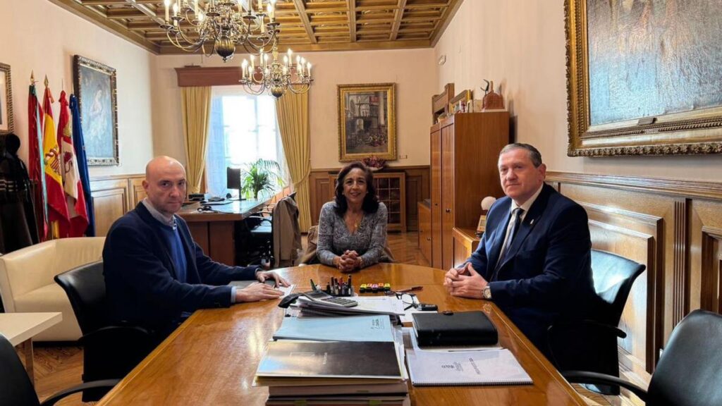 Javier Gómez Valdespina, Ángeles Medina y Javier Faúndez, durante una reunión anterior.