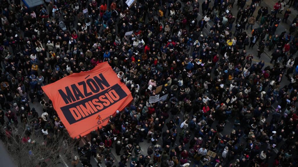 La quinta manifestación para exigir la dimisión de Mazón por la dana, en imágenes