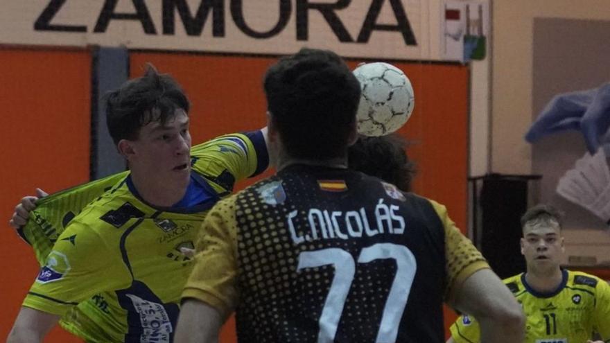 Oier, agarrado por su camiseta, supera a Nicolás ante la mirada de Gigi.