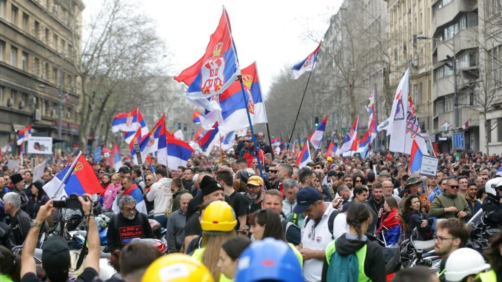 Miles de manifestantes protestan contra el Gobierno en Belgrado