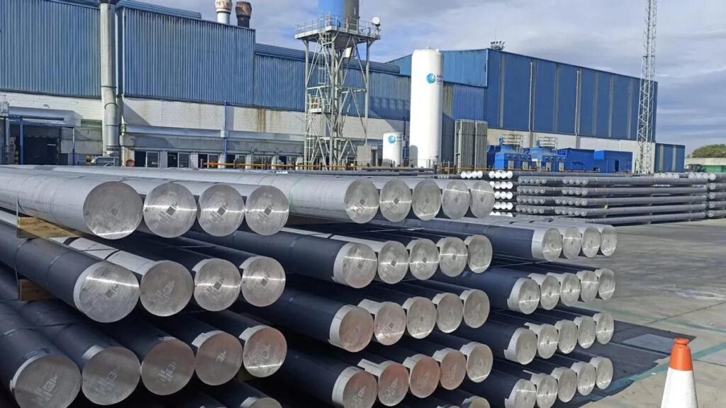 Tochos de aluminio reciclado en la planta de Hydro Aluminium Iberia en Azuqueca de Henares (Guadalajara).