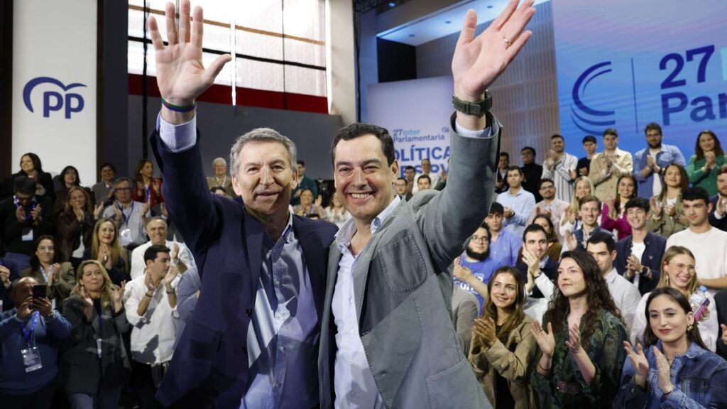 Alberto Núñez Feijóo y Juanma Moreno, este domingo en Sevilla, en la 27ª interparlamentaria del PP.